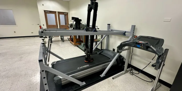 Treadmill apparatus tests tread on hiking boots